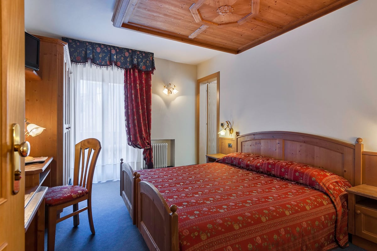 Comfort Double Room, 1 Double or 2 Twin Beds | Tempur-Pedic beds, in-room safe, desk, free WiFi