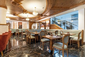 Lobby sitting area - La Perla (Primiero San Martino di Castrozza)