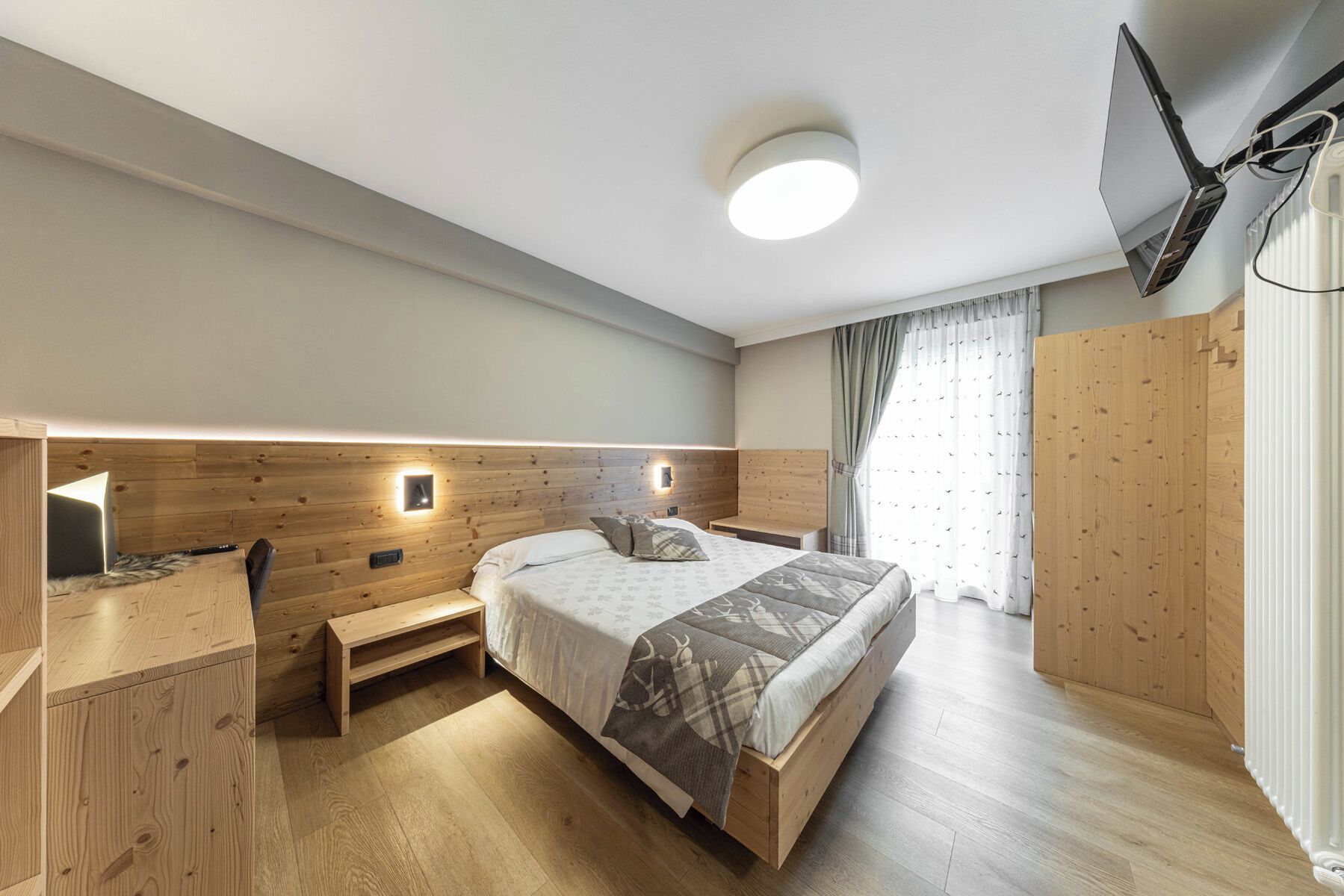 Deluxe Double Room, 1 Double or 2 Twin Beds | Tempur-Pedic beds, in-room safe, desk, free WiFi