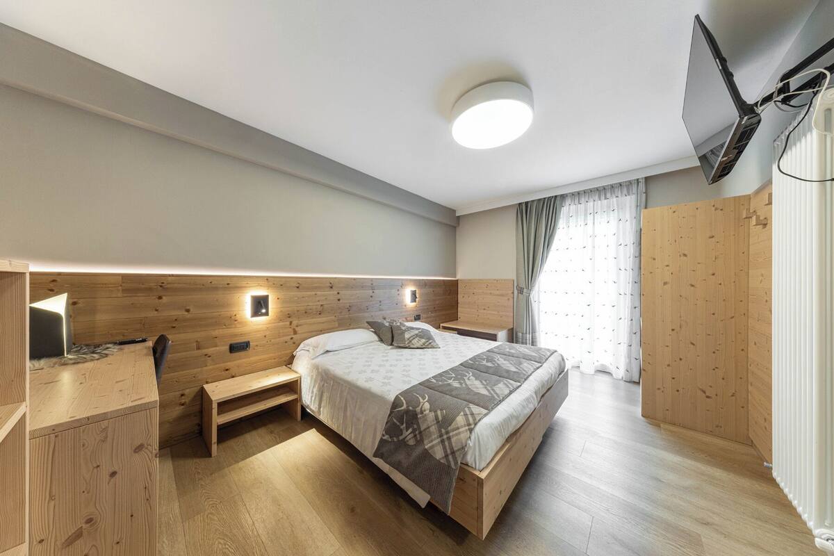 Deluxe Double Room, 1 Double or 2 Twin Beds | Tempur-Pedic beds, in-room safe, desk, free WiFi