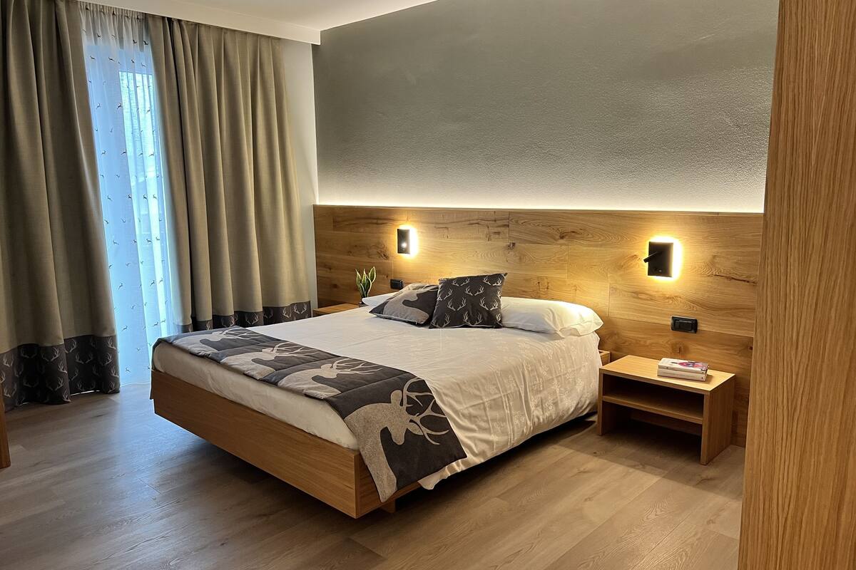 deluxe double room, 1 double or 2 single beds | tempur-pedic beds, in-room safe, desk, free wifi