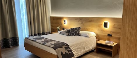 Deluxe Double Room, 1 Katil Kelamin (Double) atau 2 Katil Bujang (Single) | Katil Tempur-Pedic, peti besi dalam bilik, meja, Wi-fi percuma