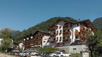 Un hôtel doté de nombreux balcons, d’un parking et situé dans un cadre montagneux.