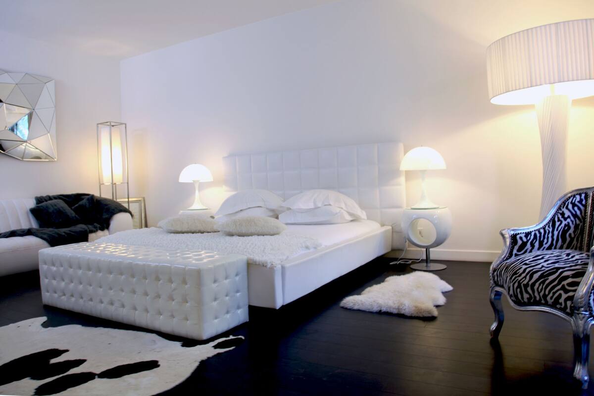 Premium bedding, minibar, individually decorated, individually furnished