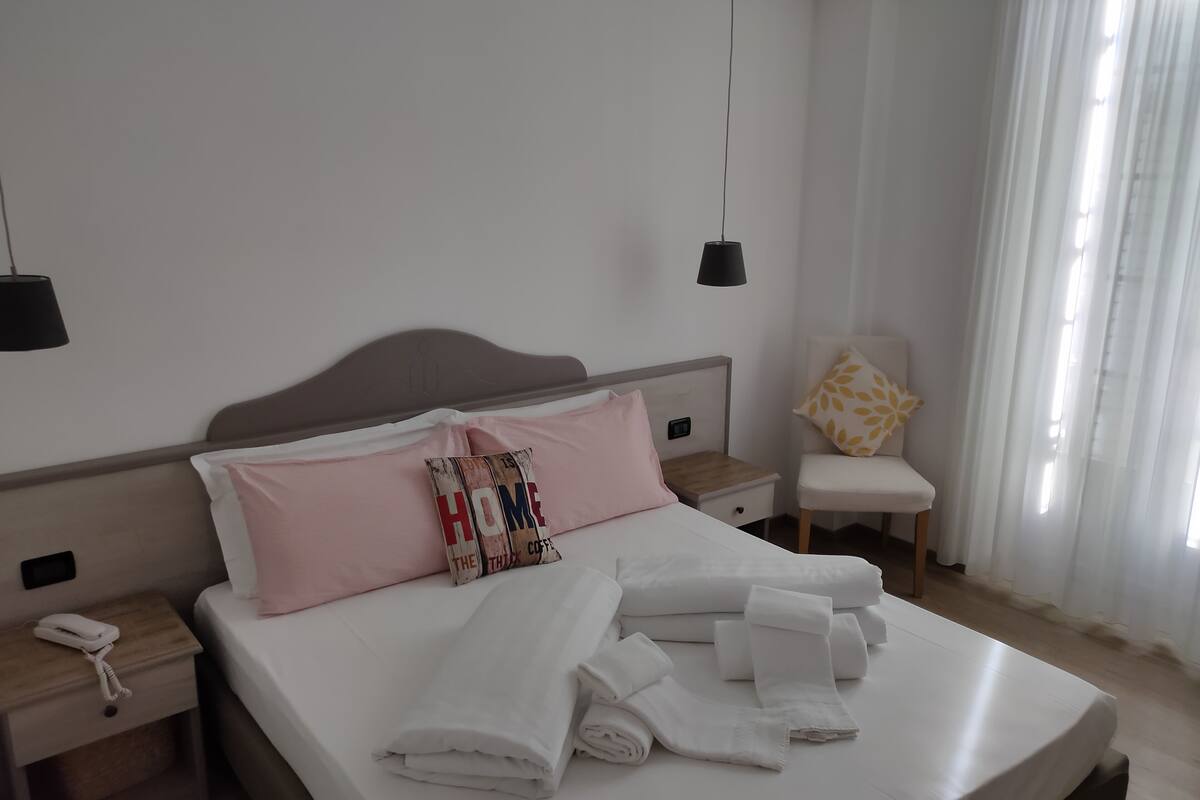 Frette Italian sheets, premium bedding, in-room safe, blackout curtains