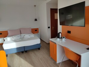 Habitación junior, vistas al lago | Sábanas italianas Frette, ropa de cama de alta calidad, caja fuerte