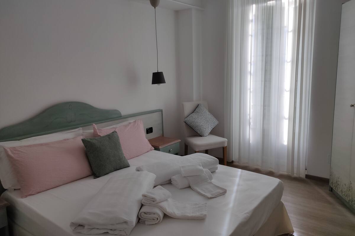 Frette Italian sheets, premium bedding, in-room safe, blackout curtains