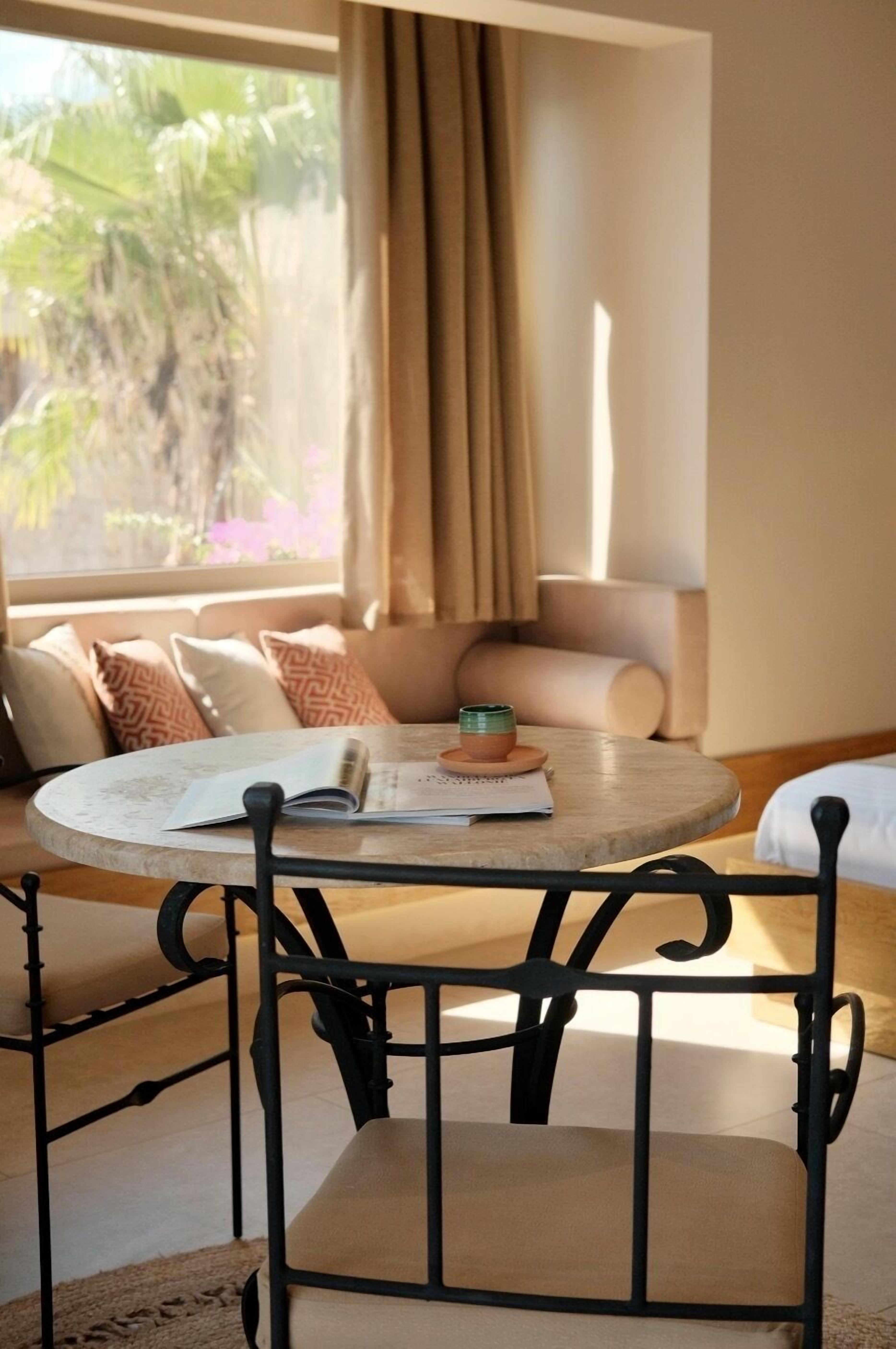 infinity side sea view | living area