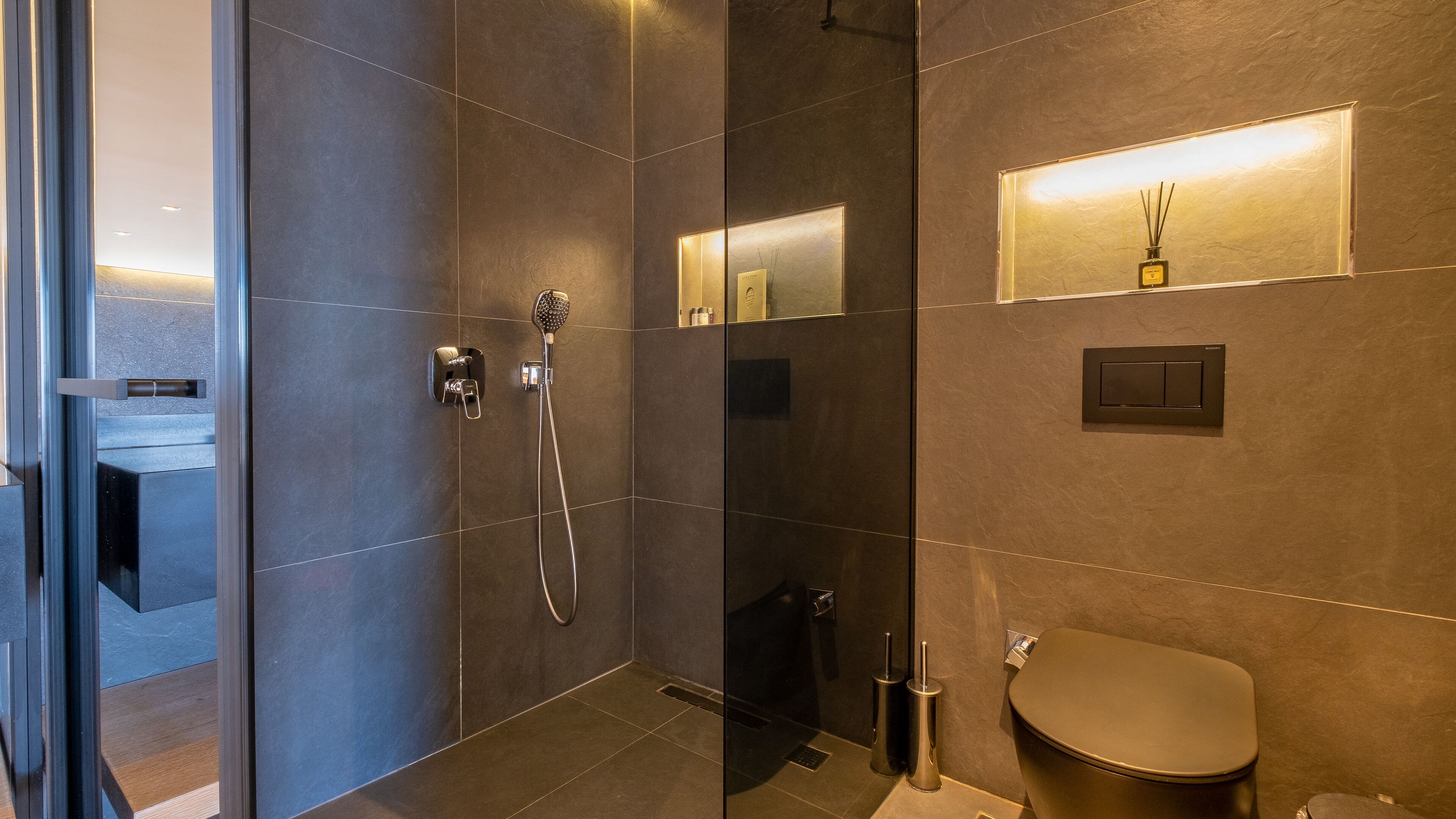 aqua suite | bathroom shower