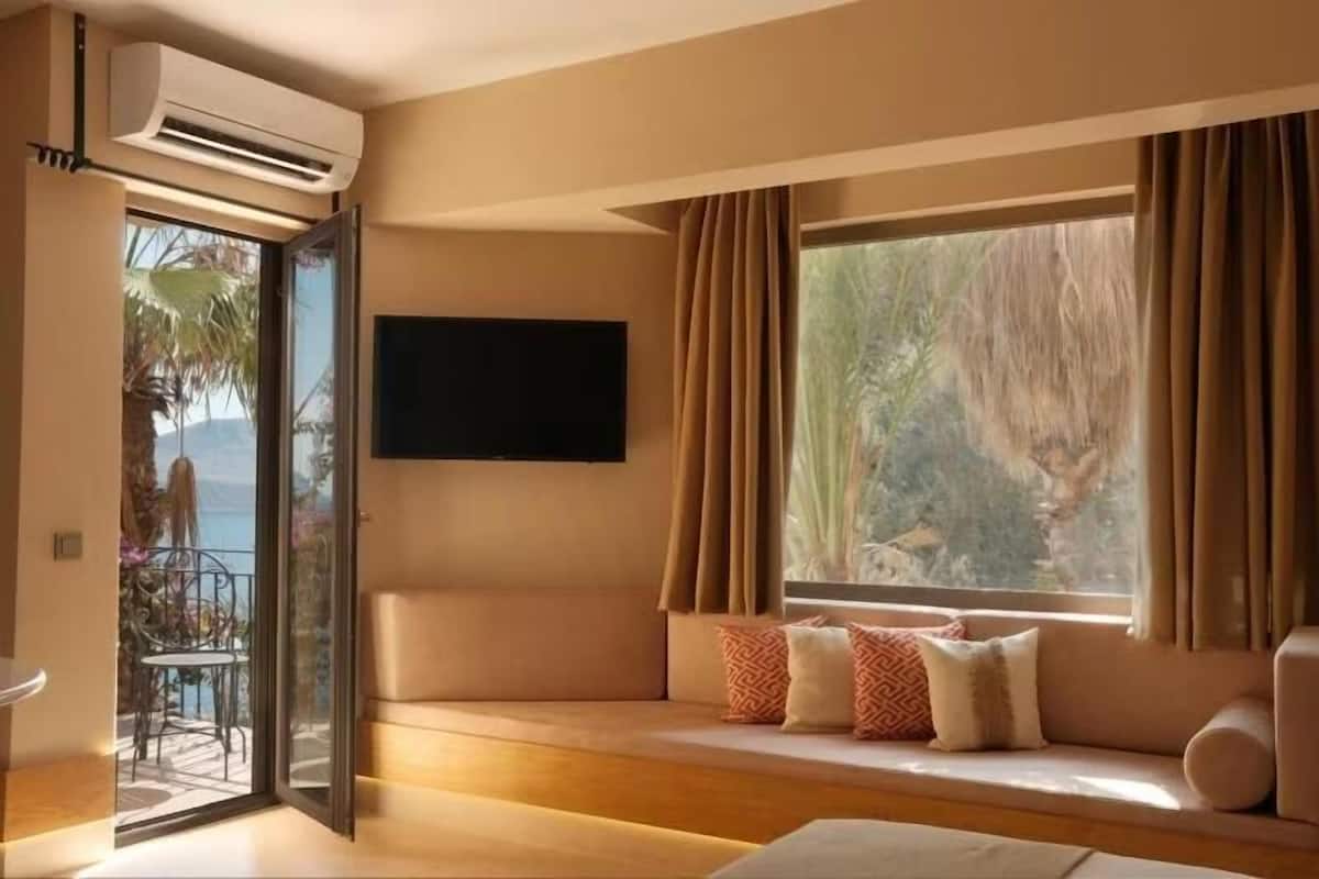 Infinity Side Sea View | ผ้านวมขนเป็ด, มินิบาร์, ตู้นิรภัยในห้องพัก, Wi-Fi ฟรี