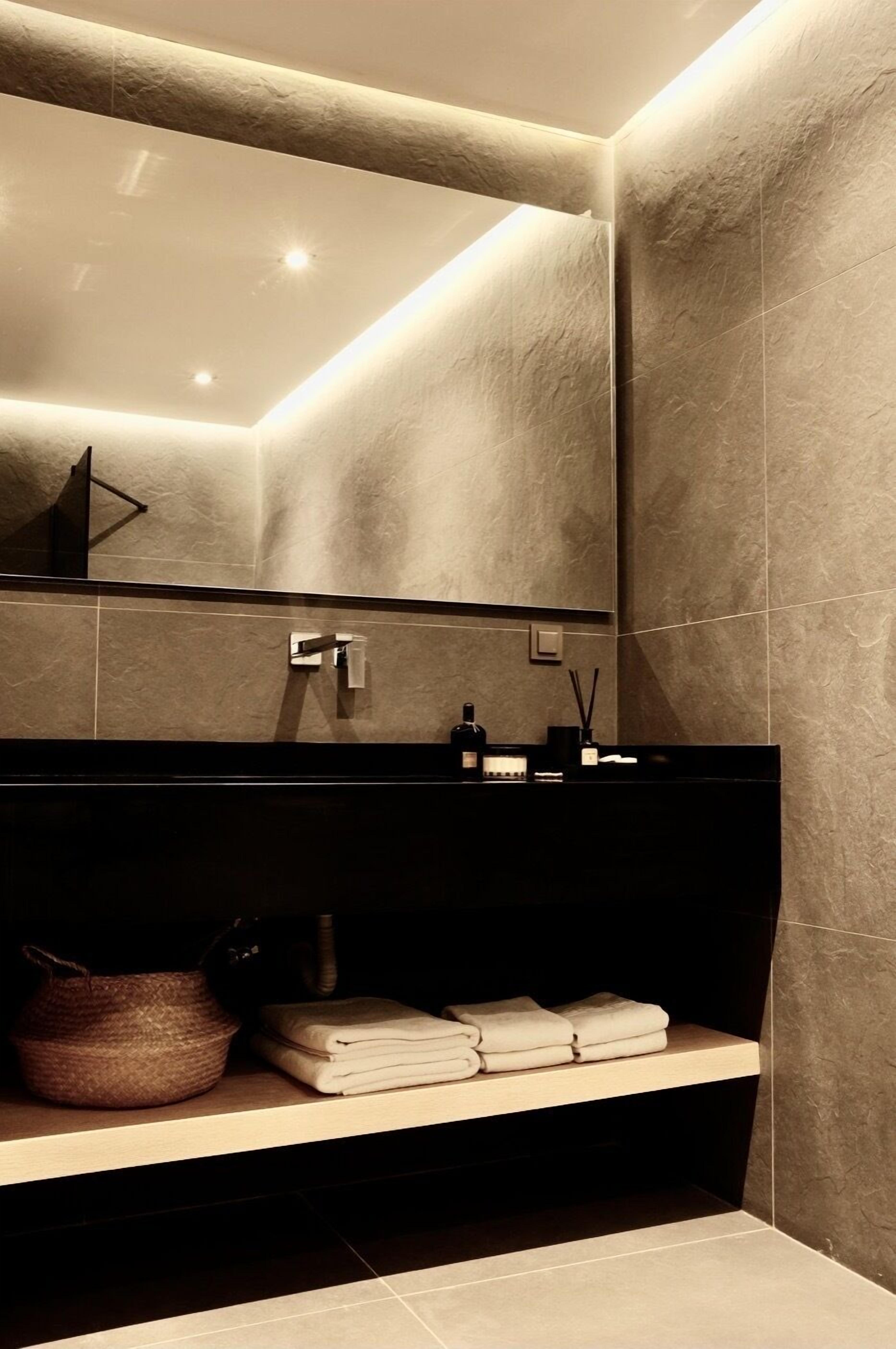 junior aqua suite | bathroom | hair dryer, slippers, towels