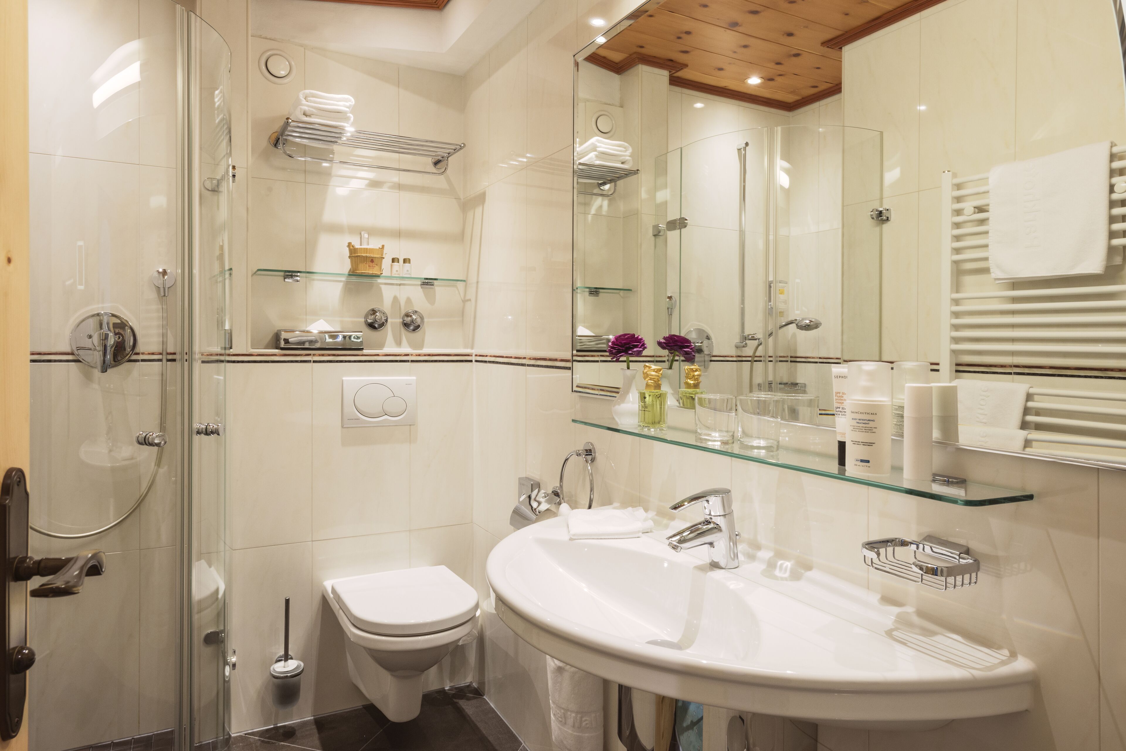 comfort double room, city view | bathroom | shower, eco-friendly toiletries, hair dryer, bathrobes