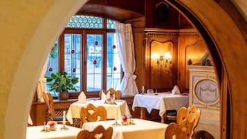 3 restaurants, lunch, dinner served; international cuisine