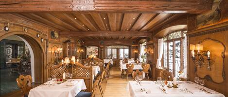 3 restaurantes, se sirven comidas, cenas y cocina internacional