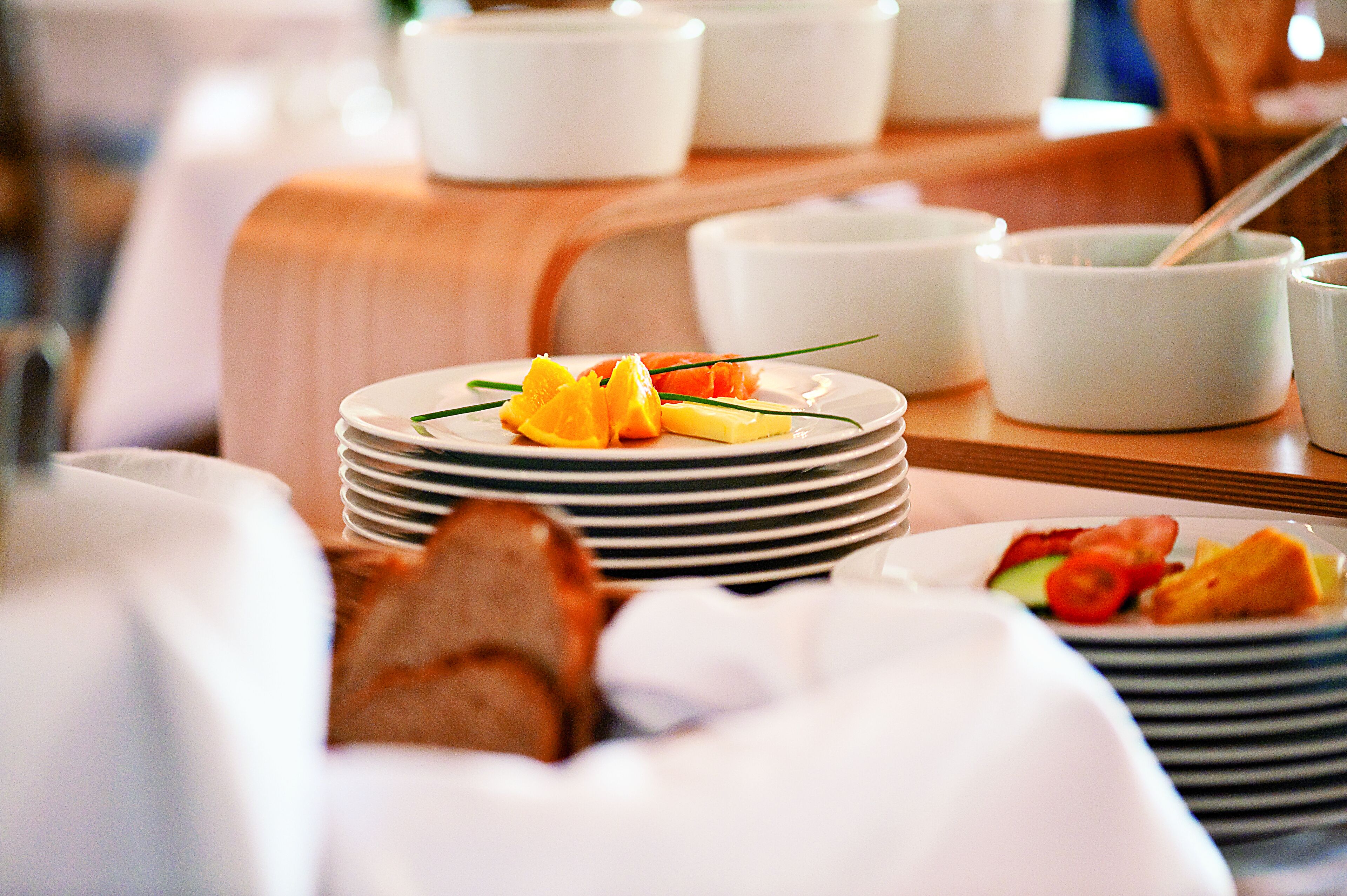 Un bufé de desayuno con diversos platos y tazones.