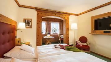Comfort-Doppelzimmer, Stadtblick | Hochwertige Bettwaren, Minibar, Zimmersafe, Schreibtisch