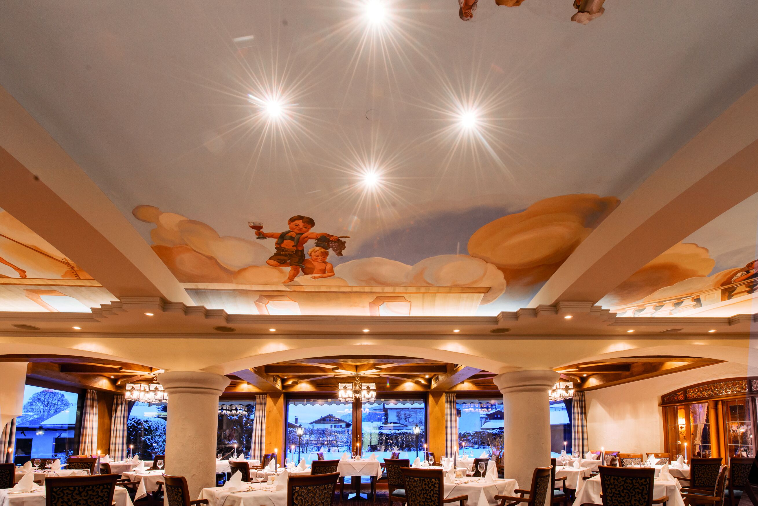 3 restaurants; lunch and dinner served 