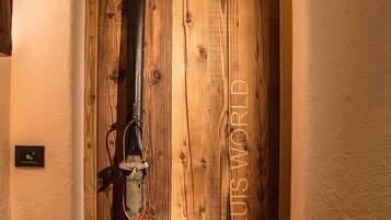 Uma porta de madeira com uma placa com o número 24 e a inscrição 'ORIGINALS WORLD'.
