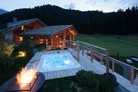 Área de tratamiento exterior, un sauna, una bañera de hidromasaje