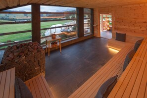 Behandelingsruimtes in de openlucht, een sauna, een bubbelbad