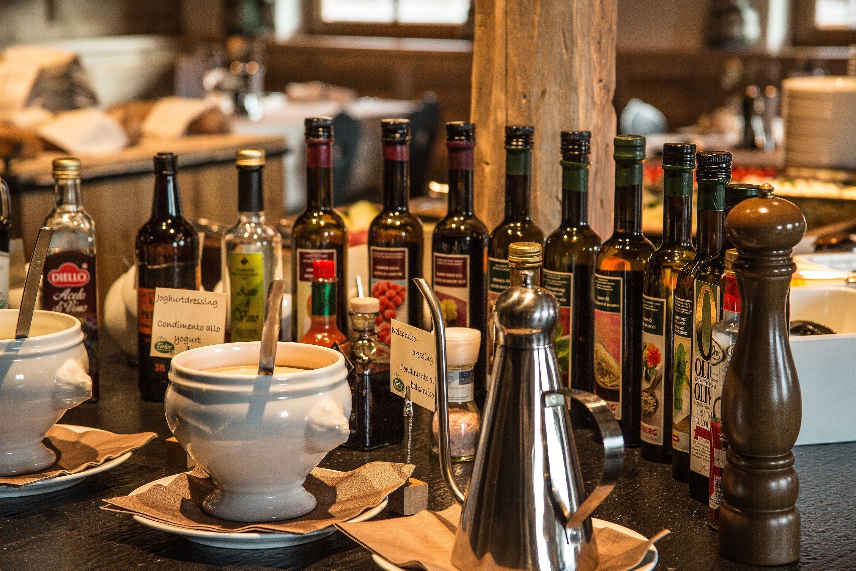 Variedad de botellas y recipientes sobre una encimera, incluyendo condimentos y especias.