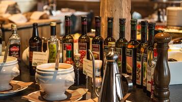 Variedad de botellas y recipientes sobre una encimera, incluyendo condimentos y especias.