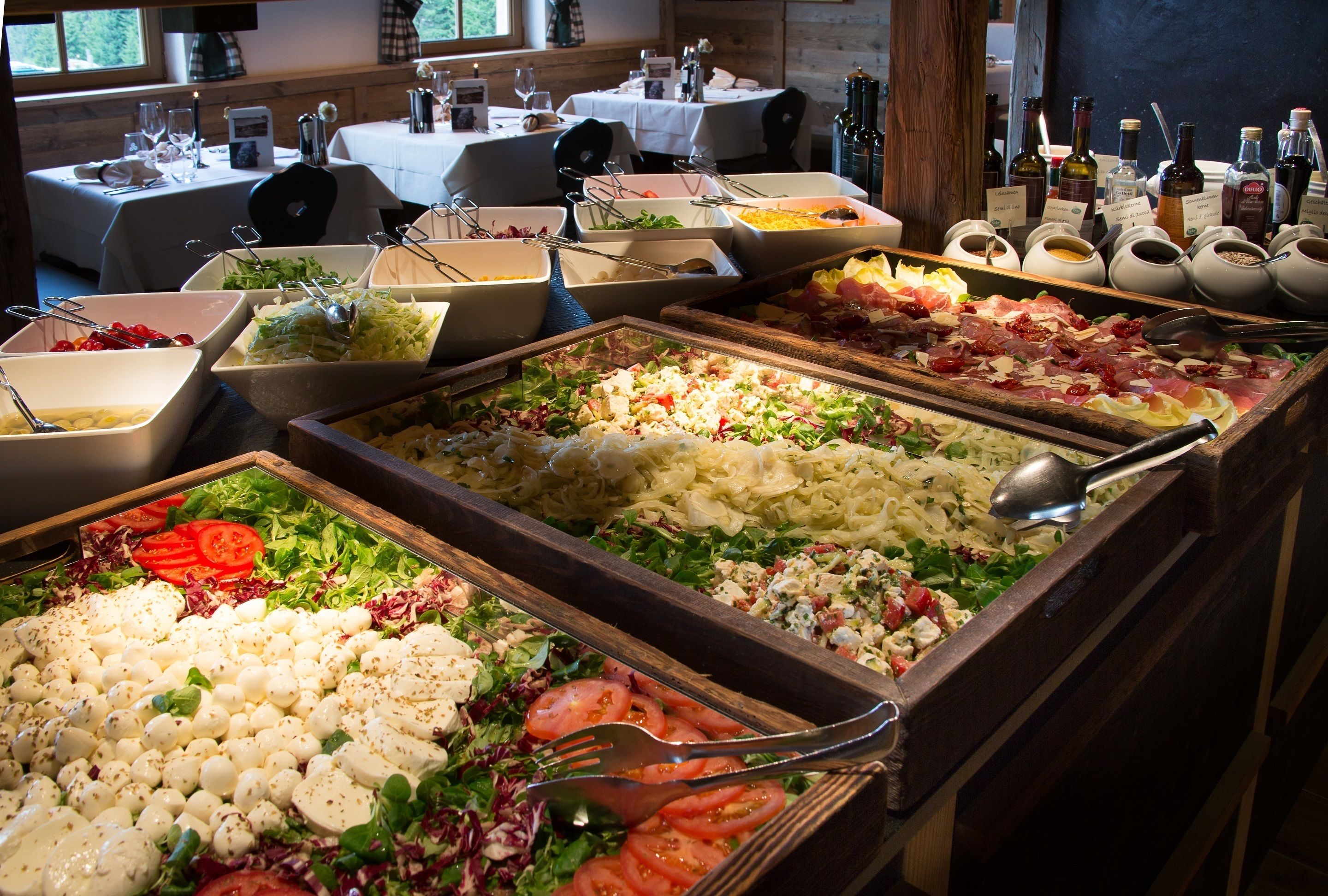 En buffet med forskellige retter og et udvalg af vine.