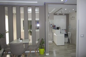 Reception - Freddy's Hotel (Tirana)