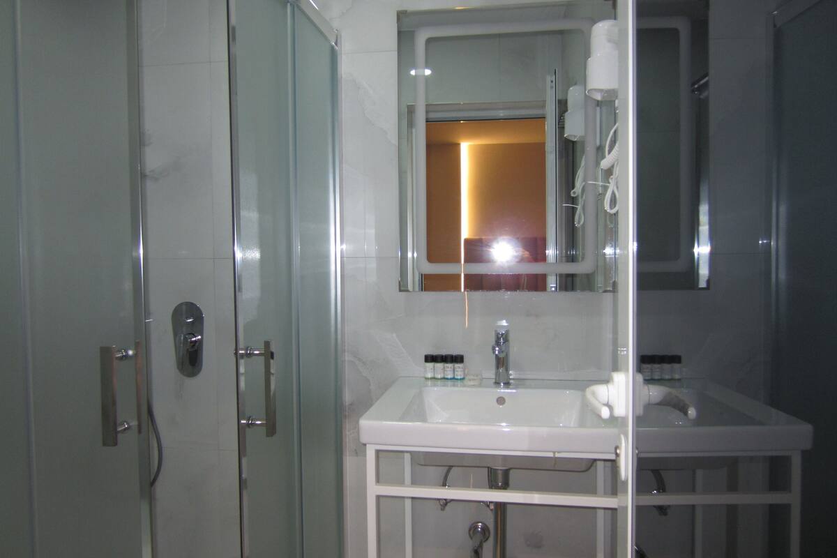 standard room, 2 single beds, ensuite | bathroom | shower, slippers, towels