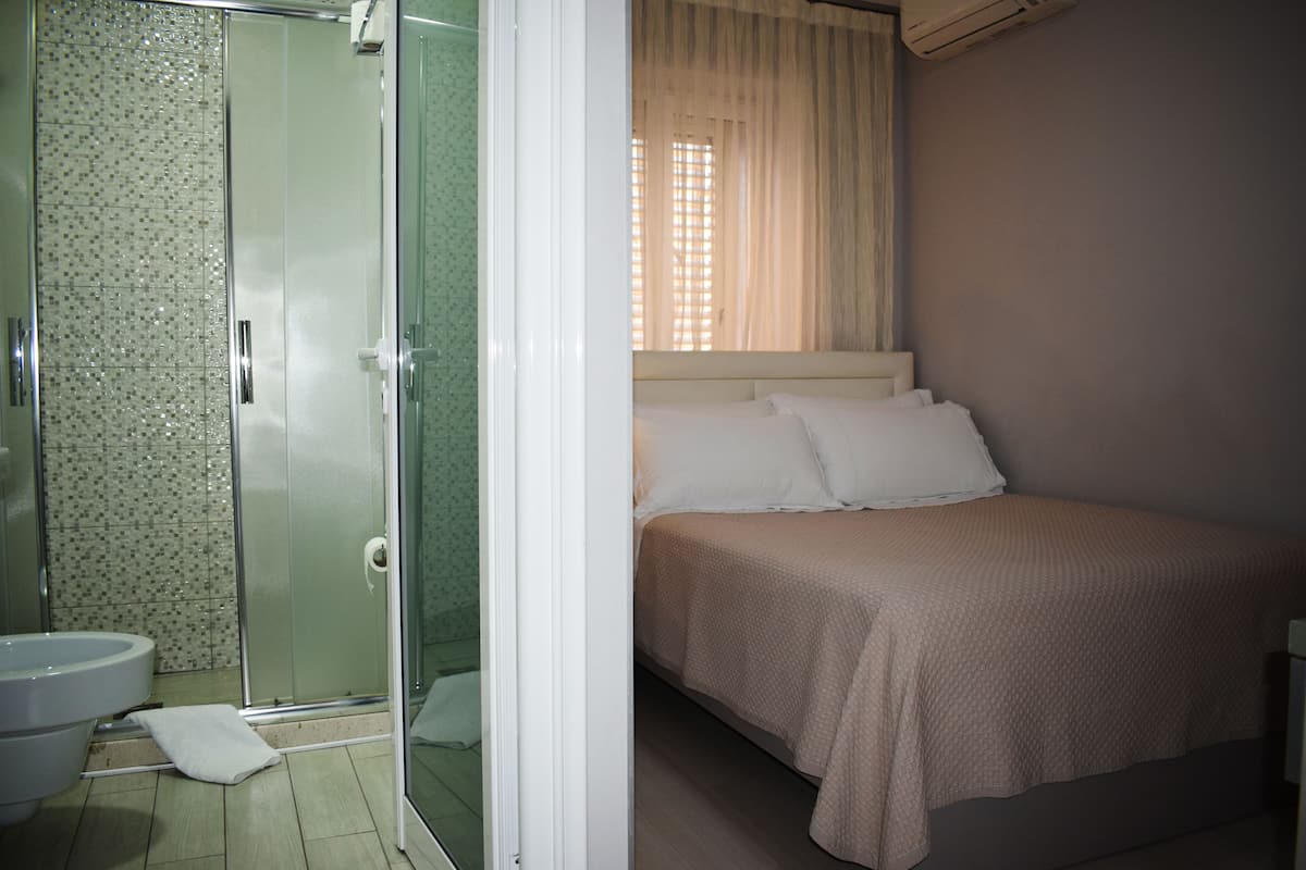 single room | free wifi, bed sheets