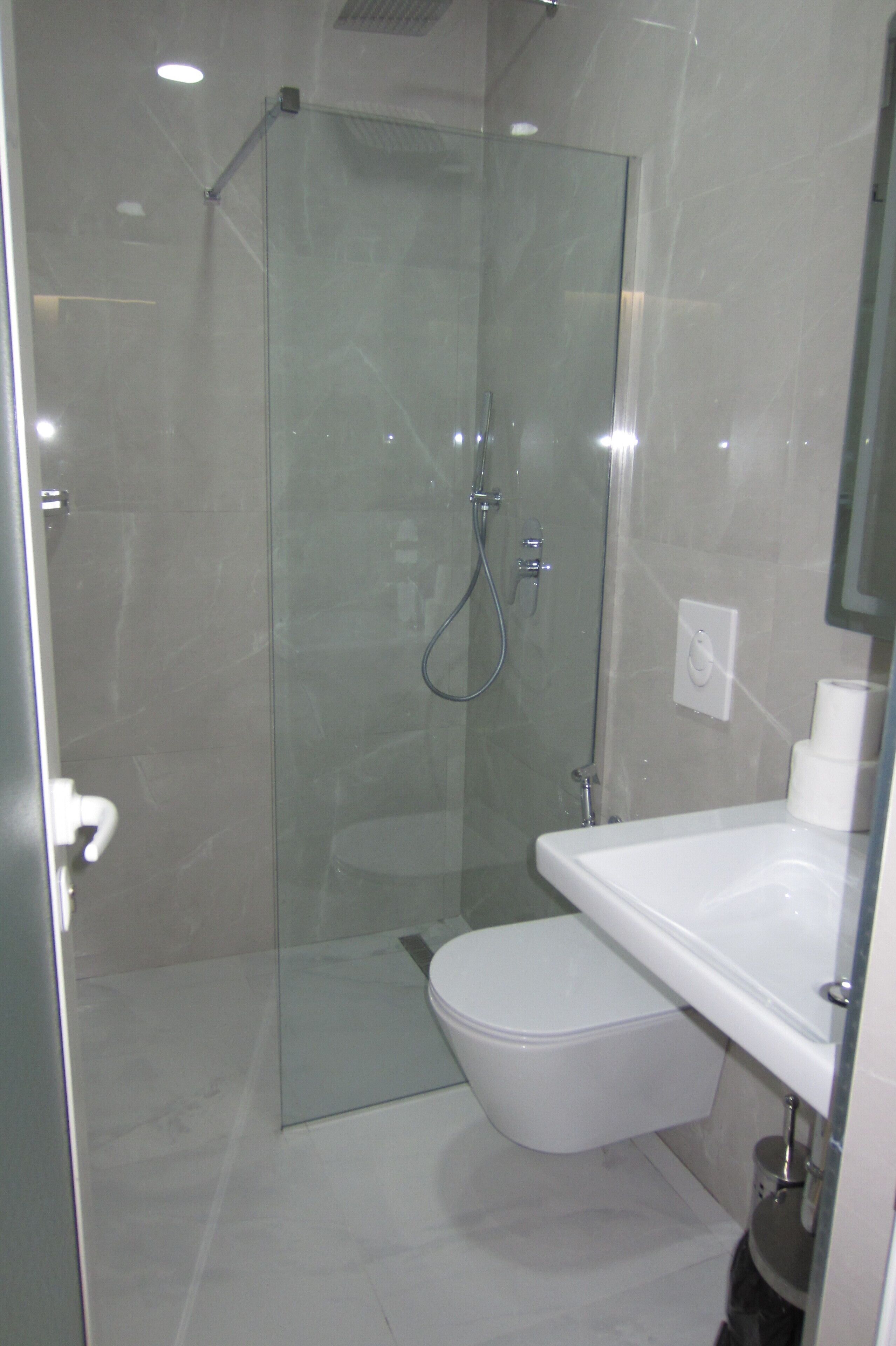 standard room, 2 single beds, ensuite | bathroom | shower, slippers, towels