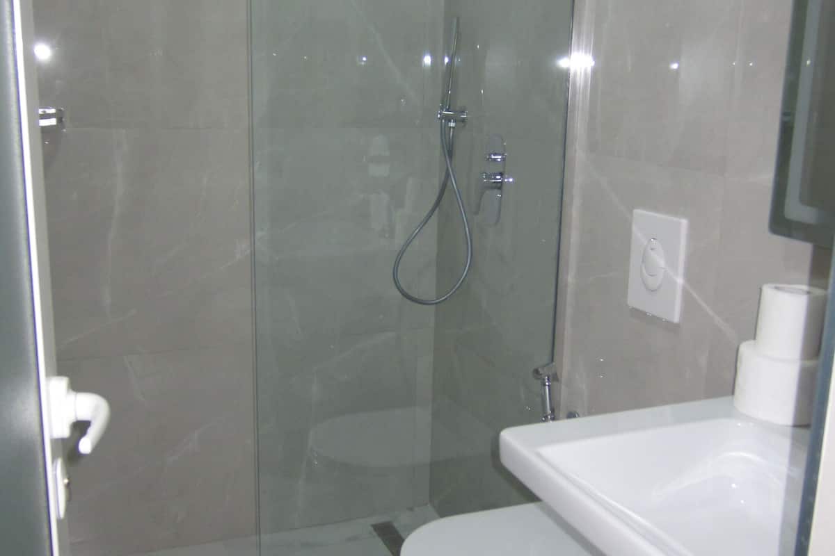 standard room, 2 single beds, ensuite | bathroom | shower, slippers, towels