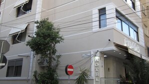 Un hotel con un cartel que indica que es un 'PROFITS HOTEL'.