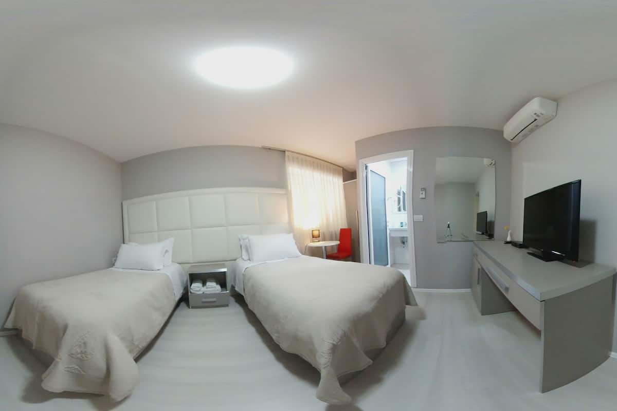 Standard Room, 2 Twin Beds, Ensuite | WiFi (free), bed sheets