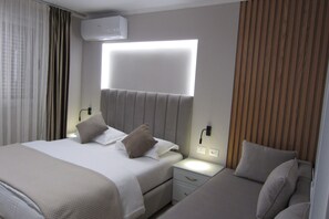 Double Room, Ensuite | Free WiFi, bed sheets - Freddy's Hotel (Tirana)