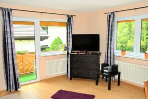 Deluxe Apartment, Garden View | Living room | 40-inch LCD TV with satellite channels, TV, DVD player - Pension Elan (Bayerisch Eisenstein)