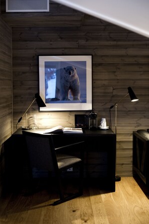 Suite | Living area | LCD TV - Svalbard Hotell - Polfareren (Longyearbyen)