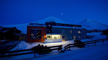 住宿正面 - 傍晚/夜晚