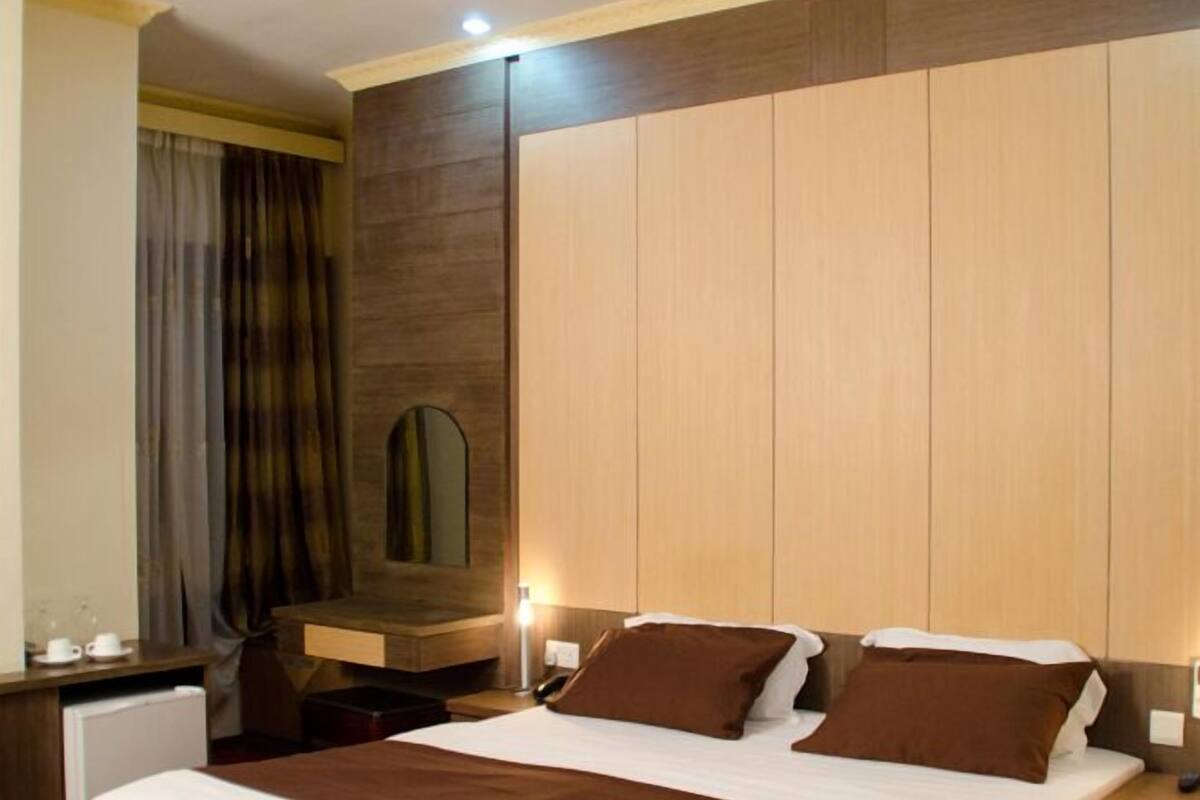 Deluxe Room | In-room safe, desk, soundproofing, rollaway beds