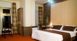 ตู้นิรภัยในห้องพัก, โต๊ะทำงาน, ห้องเก็บเสียง, เตียงเสริม/เปล