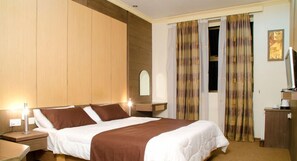 ตู้นิรภัยในห้องพัก, โต๊ะทำงาน, ห้องเก็บเสียง, เตียงเสริม/เปล