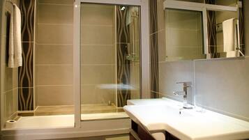 Standard Room | Bathroom | Combined shower/bathtub, free toiletries