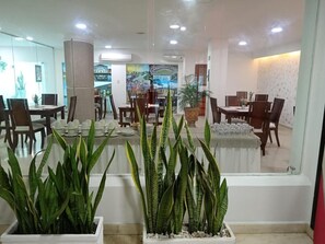 Breakfast, lunch and dinner served - Hotel Charthon (Barranquilla)