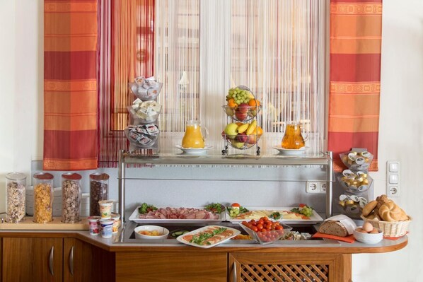 Petit déjeuner, déjeuner et dîner servis sur place