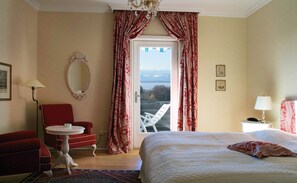 Hypo-allergenic bedding, individually furnished, desk, blackout curtains