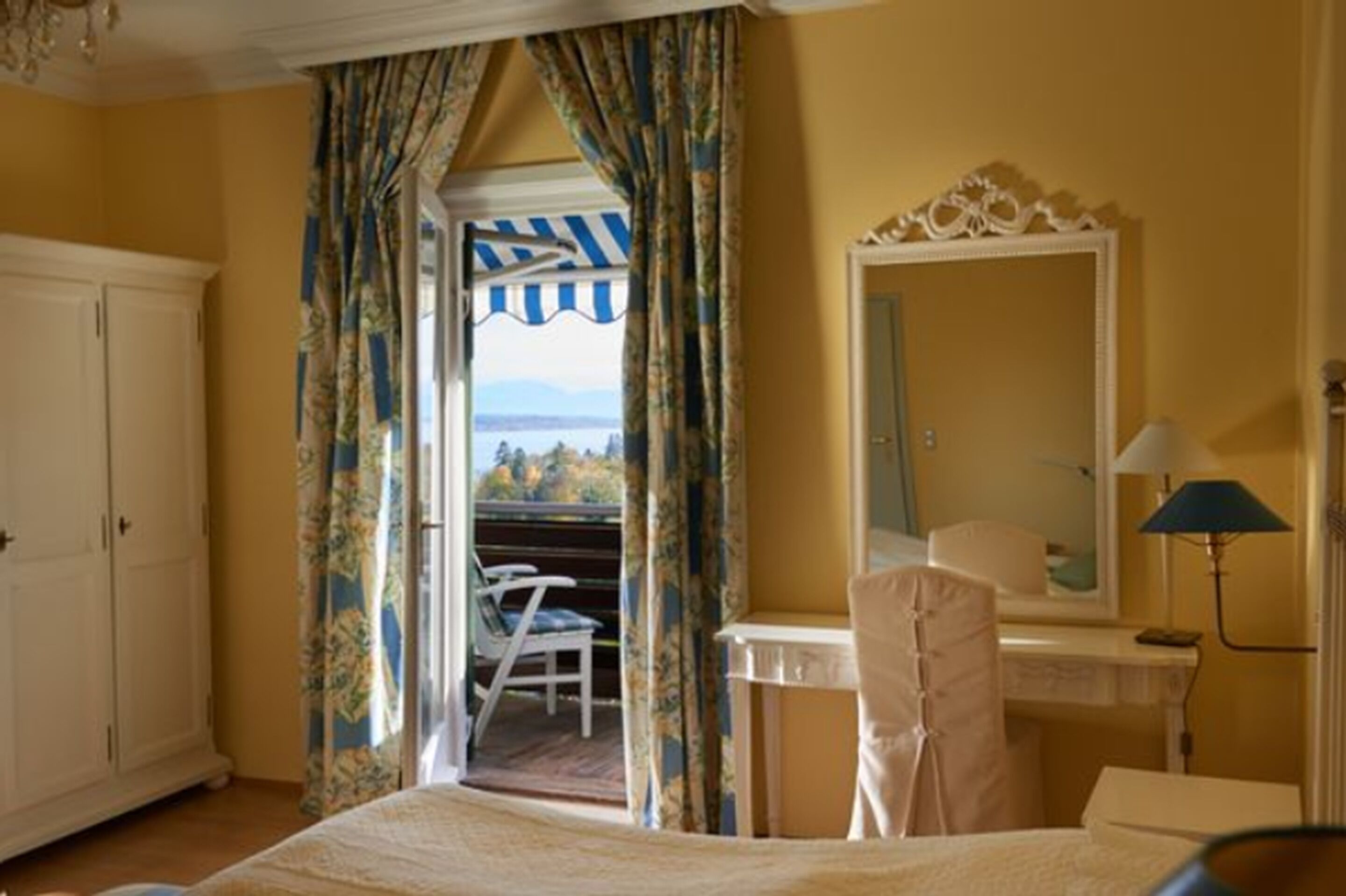 Double Room, Lake View | Hypo-allergenic bedding, individually furnished, desk, blackout drapes