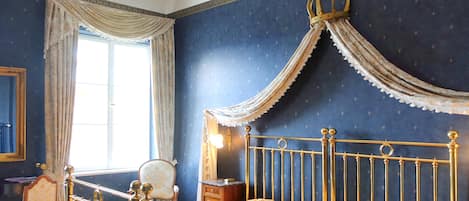 Suite, Lake View | Hypo-allergenic bedding, individually furnished, desk, blackout drapes