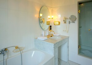 Suite, vue sur le lac | Salle de bain | Baignoire profonde, douche cascade, articles de toilette (gratuits)