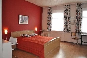 Nệm có lớp đệm bông, trang bị nội thất với thiết kế riêng biệt, bàn