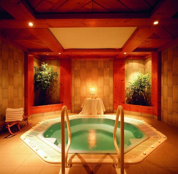 Sauna, hot tub, steam room